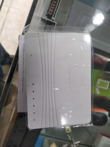 Imagen 5 de 7 de Switch De Red 100/1000 Mbps 5 Puertos Hikvision Ds-3e0505d-e