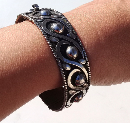 Pulsera Vintage De Metal Rígida Articulada Con Cierre Cajón