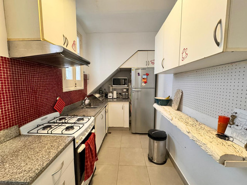 Venta - Casa Pasillo A 2 Cuadras Del Río. 3 Dormitorios Y Patio. Alquila Cochera En Edificio Al Lado