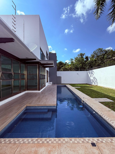 Exclusiva Residencia Moderna Con Alberca Y Amplios Espacios | Diseño Minimalista