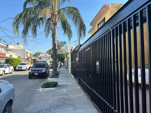 Venta De Casa En Chapultepec Country. Inversión, Zona Fianciera De Gdl.