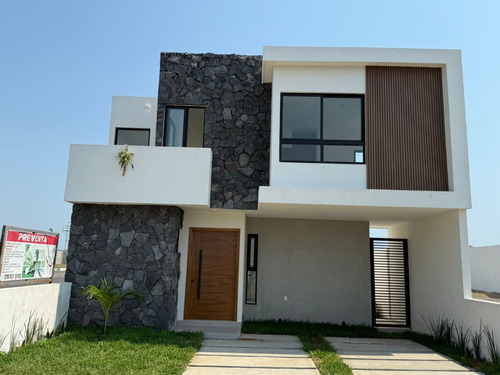 Estrena Casa Con Recámara En Planta Baja, Amplios Espacion 3 Recámaras Cada Una Con Baño. Casa Club Con Alberca.