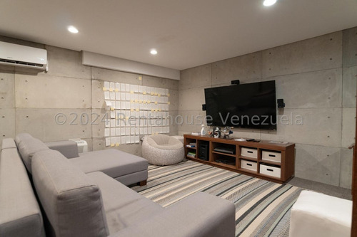 Espectacular Casa Completamente Remodelada En Venta Ubicada En La Lagunita Country Club 25-17423