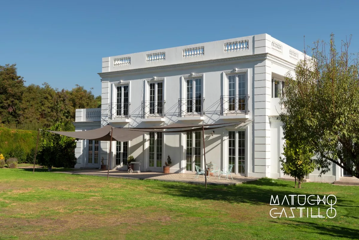 Espectacular Y Estilosa Casa, Con Piscina Y Grandioso Jardín