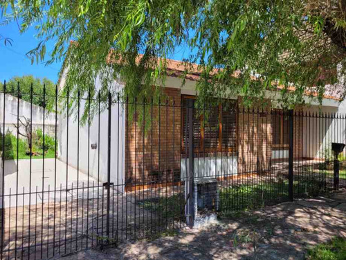 Chalet En Venta En Castelar Sur