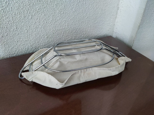 Imagen 3 de 4 de Panera En Acero Cromado Y Fina Malla De Tela