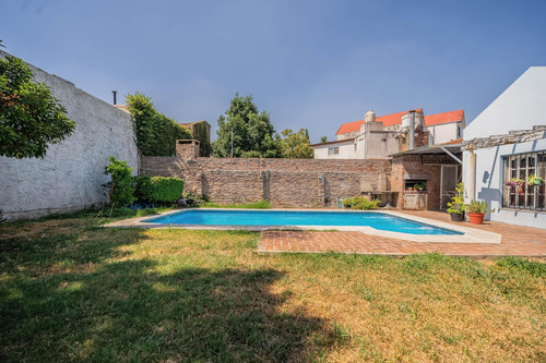 Casa En Venta De 3 Dormitorios Con Pileta En Ciudad Evita