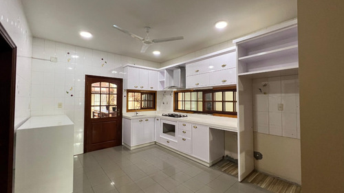 Alquilo Casa Con Piscina En Pleno Centro De Encarnación: 5 Habitaciones Y 4 Baños