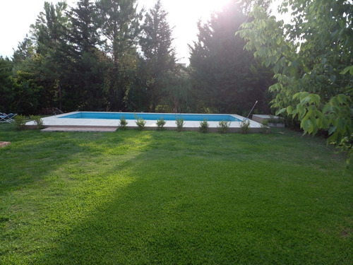 Imagen 3 de 9 de Hermosa Casa Quinta, Ubicada En Barrio Cerrado.