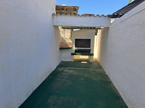 Inmobiliaria Costa Azul Vende Dos Casas Y Dos Apartamentos A Una Cuadra De La Playa Antoniopolis, Rocha.