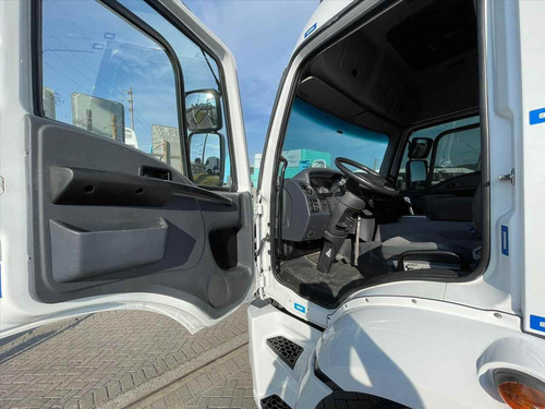 Imagem 11 de 14 de Ford Cargo 2431 6x2 2019 Impecável