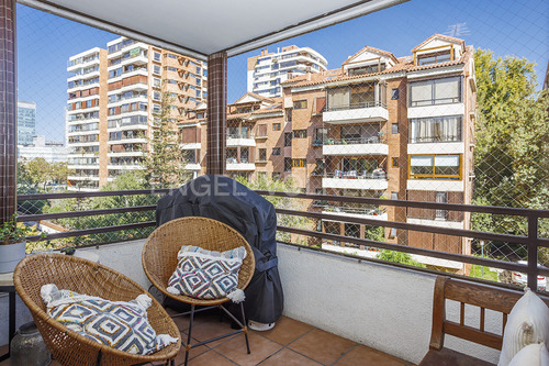 Departamento En Calle Cerrrada Con Plaza