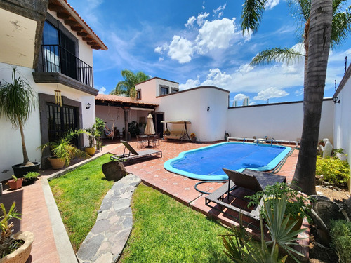 Casa Colonial En El Corazón De Juriquilla 5 Recámaras Completas, Una En Planta Baja Alberca Propia Am