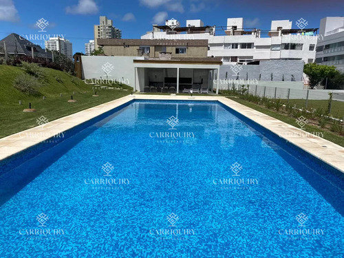 Se Vende Apartamento De 3 Dormitorios En Edificio Horizonte, Playa Mansa, Punta Del Este