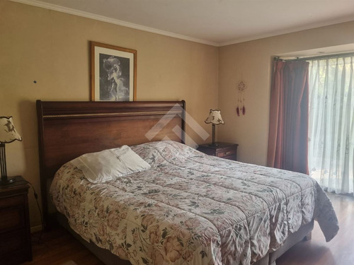 Casa En Venta De 6 Dorm. En Peñalolén