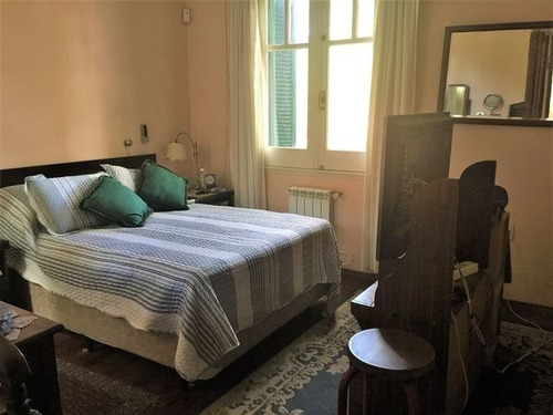 Imagen 10 de 15 de En Uno De Los Mejores Barrios De Montevideo. Casa Muy Cálida De Excelente Carpintería Y Materiales.