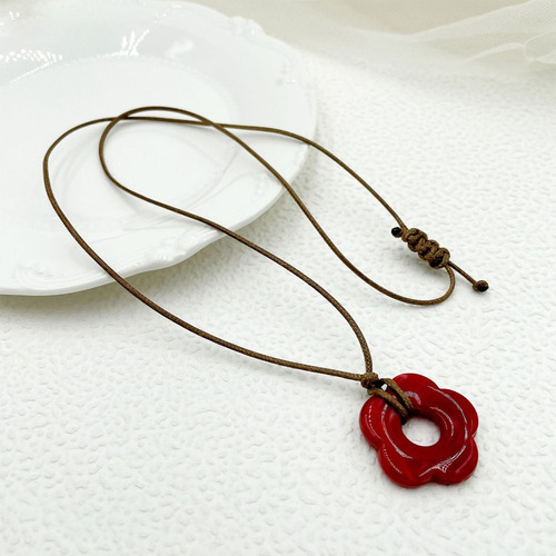 (r) Collar Tipo Gargantilla Acrílica Roja Con Cadena De Cuer