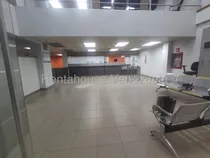 Comprar Excelente Local De 350 Mts. Con La Siguiente Distrubucion: Planta De 210 Mts, Mezanina De 140 Mts. Se Le Asigna Uso Exclusivo De Una Extencion De La Planta Del Techo Del Centro Comercial. 