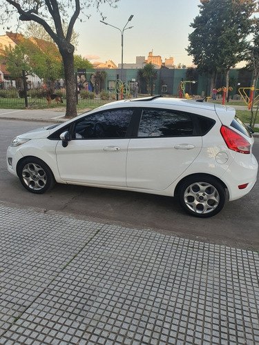 Imagen 8 de 12 de Ford Fiesta Kinetic Design 1.6 Design 120cv Titanium