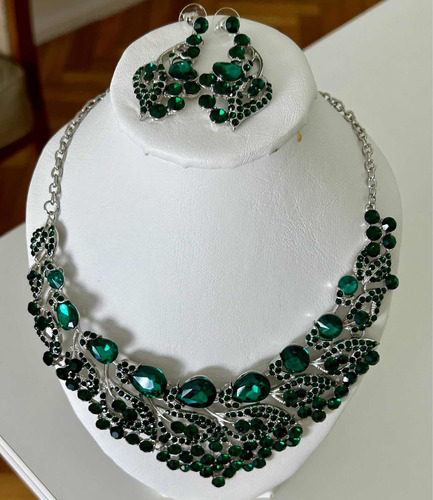 Collar Piedras Verdes Con Todo Su Brillo Y Aros Colgantes