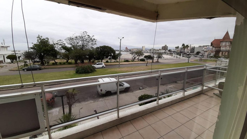 Apartamento De Dos Dormitorios Frente A Rambla Y Playa De Piriápolis