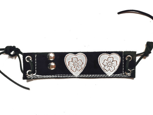 Imagen 1 de 1 de Brazalete Charol Corazón Unico