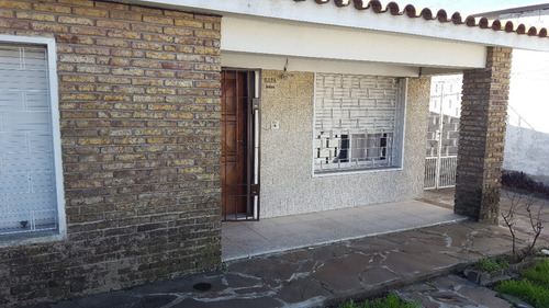 Imagen 1 de 15 de Dueño Vende Excelente Casa Y Dos Apartamentos C/ Cocheras En Zona Cno. Maldonado Y Libia