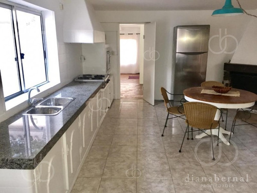 Punta Del Este, Playa Mansa , Chalet De 4 Dormitorios , 2 Suites.- Ref: 53975