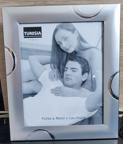 Imagen 4 de 4 de Portaretratos De Acero 20*25 Marca Italiana Tunisia