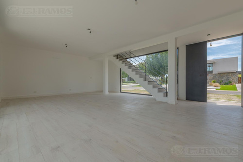 Casa A Estrenar A Laguna Muelles Puertos / Escobar