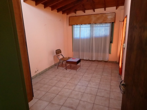 Casa De 4 Ambientes Con Amplia Galería