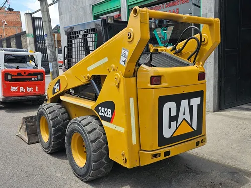 Minicargador Caterpillar 252b