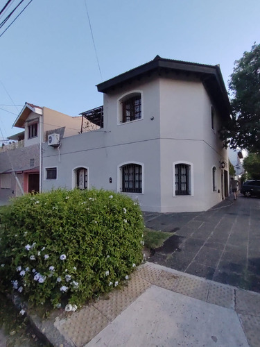 Excelente Casa A La Venta En Banfield Calle Belgrano 997