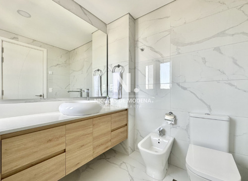 Apartamento En Mansa - Punta Del Este En Venta De 2 Dormitorios.