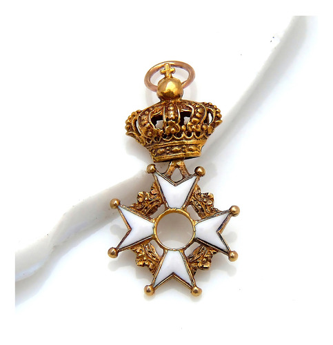 Insignia Con La Cruz De Malta Esmalte Y Oro 18k 1.8gr
