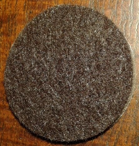 Imagen 3 de 6 de Fieltro Y Goma Autoadhesivo 32mmx48u Espesor 4mm Círculares Protector Pisos Madera Patas Mubles Felpa Regaton Silla Mesa