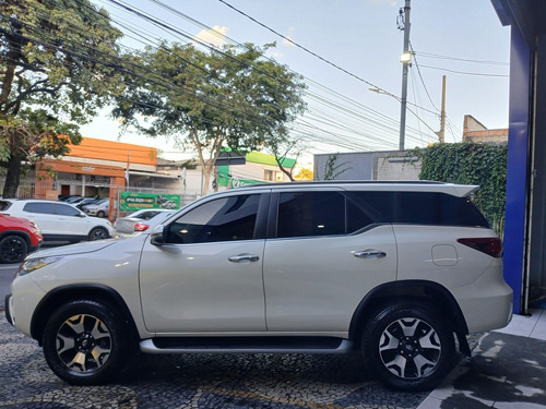 Toyota Hilux SW4 2.8 SRX DIAMOND 4X4 7 LUGARES 16V TURBO INTERCOOLER DIESEL 4P AUTOMÁTICO