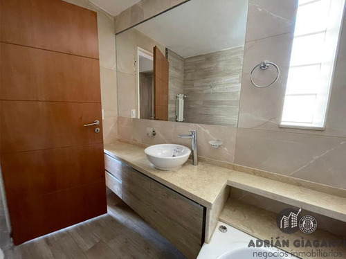 Departamento De Categoría En Venta A Metros De Bv Oroño Rosario