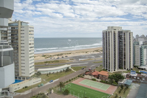 Vende Apartamento Reciclado De 2 Dormitorios Más Dependencia, Con Losa Radiante Y Vista Mar En Punta Del Este