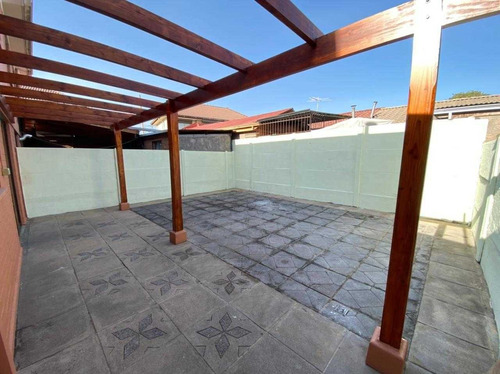 Casa De 2 Pisos Con 3d,3b,150 M2 Totales En Ciudad