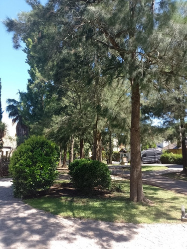 Casa En Venta De 3 Dormitorios C/ Cochera En El Lauquen