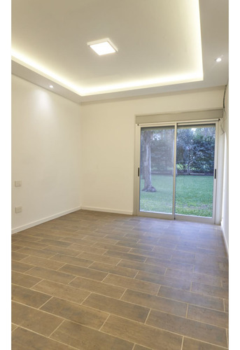 Casa De 3 Dormitorios Con Cochera, Galería Y Piscina