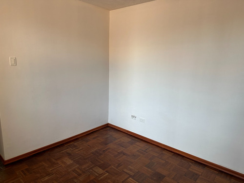 Amplio Departamento De 145 M2 Ofrece El Equilibrio Perfecto Entre Espacio, Ubicación Y Estilo Clásico.