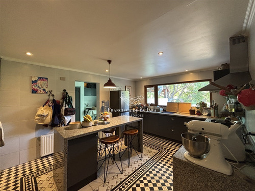 Casa Chilena, Parcela En Condominio. 5d+4b + Servicios.