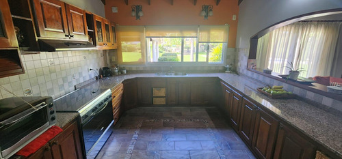Casa 4 Ambientes C/ Garaje Y Pileta 220 M² Cub. En Lote 931 M² - Barrio Juan Grande - Laferrere