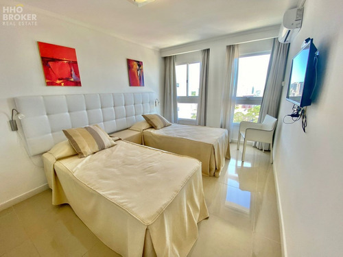 Imagen 8 de 30 de Apartamento En Venta 3 Dormitorios Y Servicio Playa Mansa Piso Alto Con Parrillero Propio - Punta Del Este Mansa