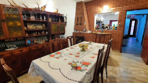 Casa 3 Dormitorios Cochera Varios Autos En Zona Comercial