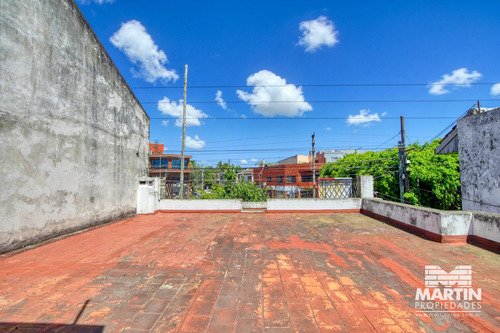 Casa 3 Ambientes Con Cochera Para Mejorar. Zona Comercial.