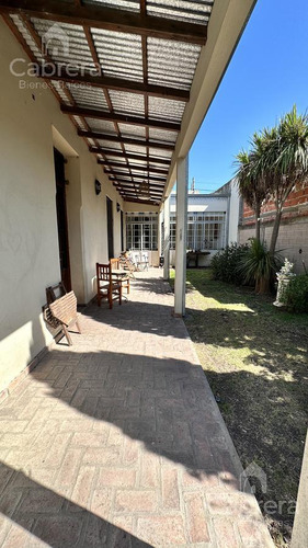 Casa De 3 Dormitorios Con Pileta En Venta, La Plata