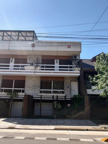 Casa Tríplex Cochera Cubierta Terraza Y Parrilla